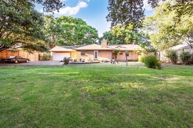 Building Photo - Beautifully Updated 3/2 Ranch-Style House ...