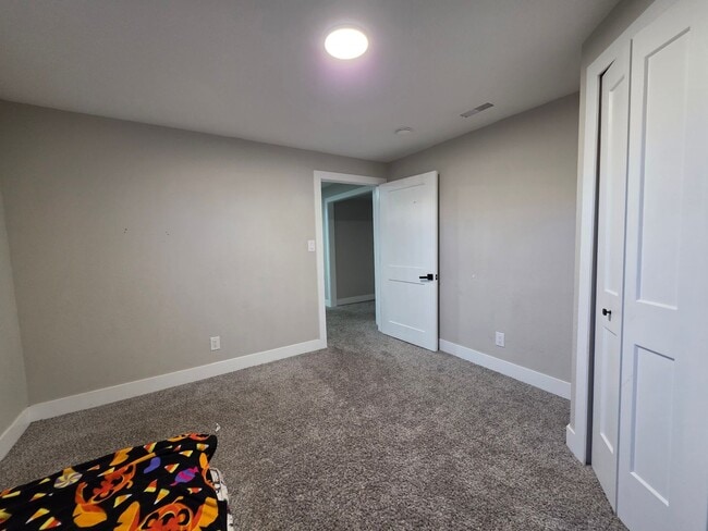 Building Photo - 5 Bed 2 bath Home near Fort Carson!!