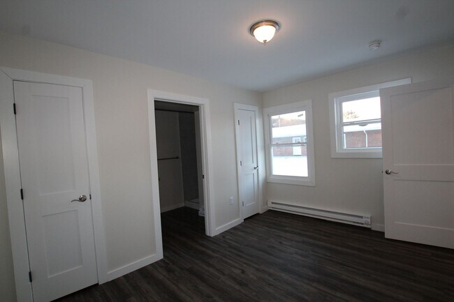 Building Photo - Beautifully remodeled and completed 1 Bedroom apartment. FREE MONTH OF RENT!*