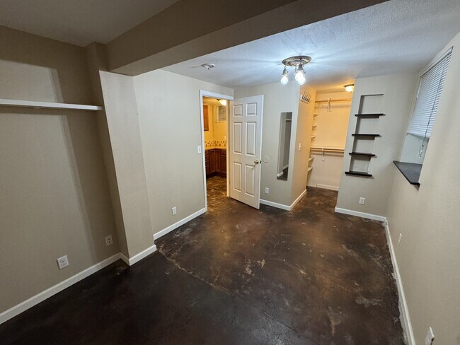 Building Photo - **HALF OFF Third Months Rent** 1 Bedroom in SW Portland - Johns Landing