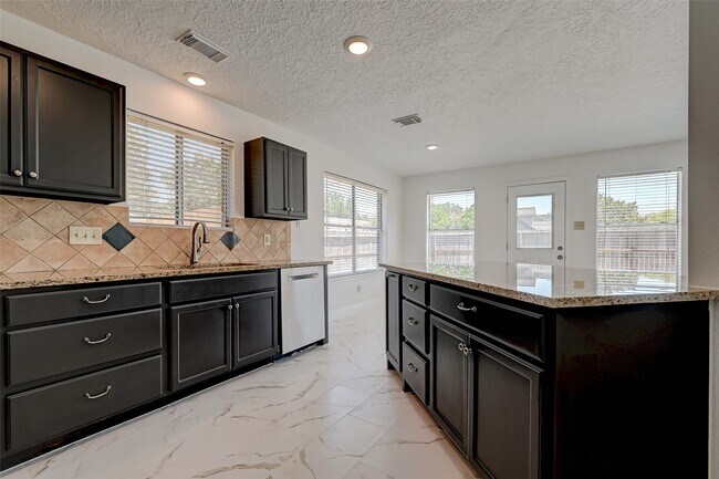 Building Photo - 16015 Surrey Woods Dr