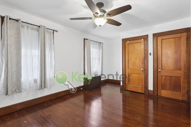 Building Photo - Spacious 4BR Single-Family Home with Garage, Driveway & Fenced Yard in Kearny