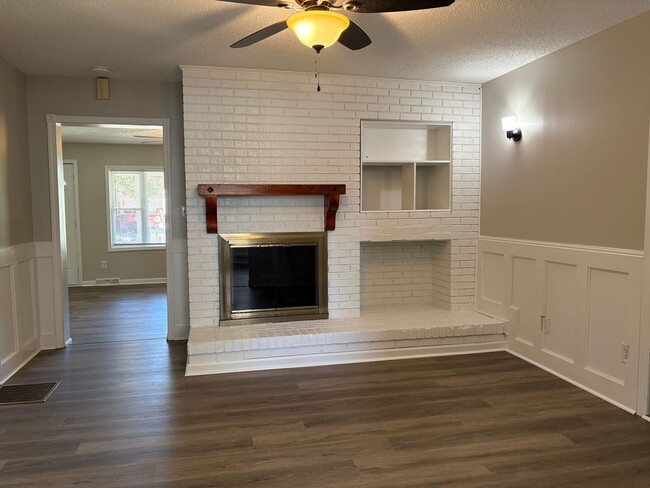 Building Photo - 3 Bedroom, 1 Bathroom House in Eden!