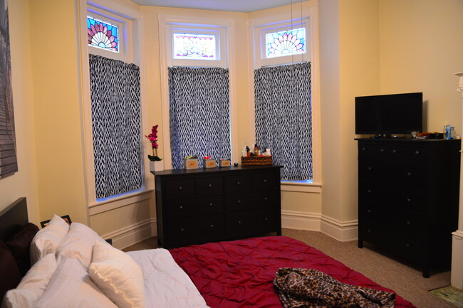 Large bedroom with bay windows - 1617 W Grace St