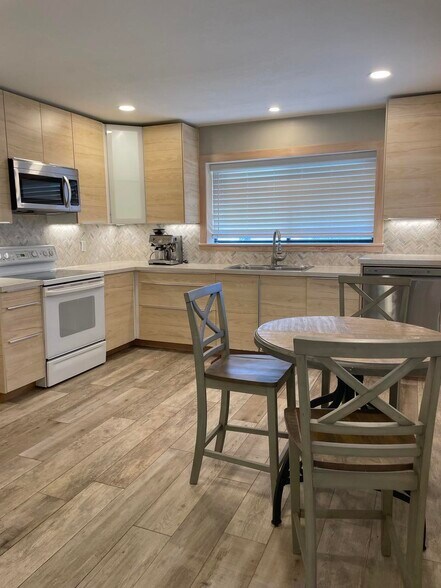 Large 12' x20' eat in kitchen - 441 N Harbor City Blvd