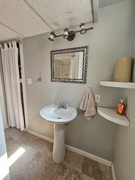 Building Photo - Furnished Home Available for Short Term Le...