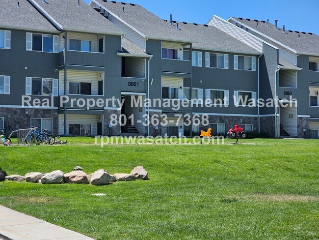 Building Photo - Move In Special!  1/2 Off First Months Rent  Check Out This 3 bed, 2 bath Condo with Hardwood Flo...