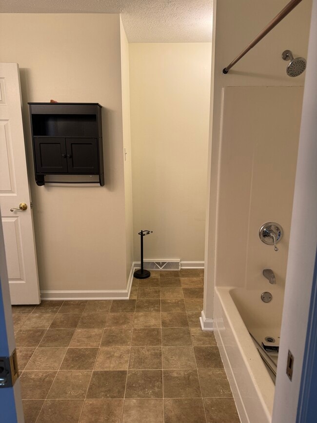 Building Photo - 159 Londonderry Dr