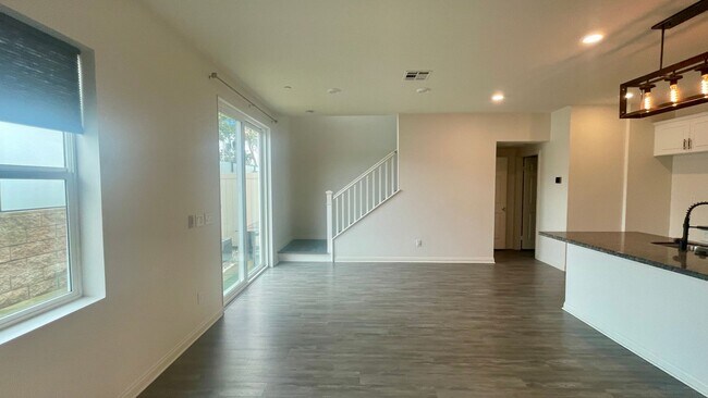 Building Photo - 3 Bdrm, 2.5 Ba Townhouse w/2 Car Attached Garage Available For Rent