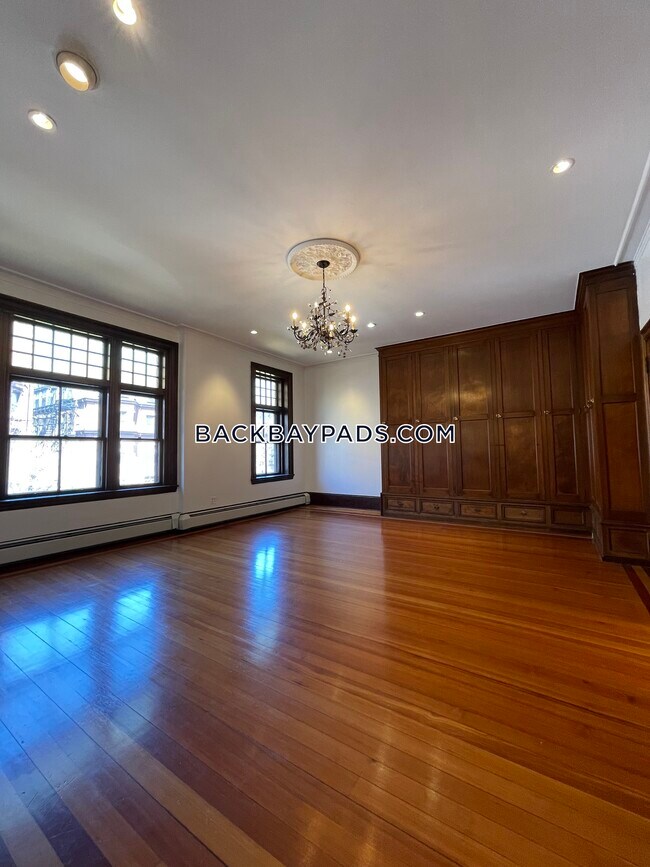 Building Photo - 370 Marlborough St