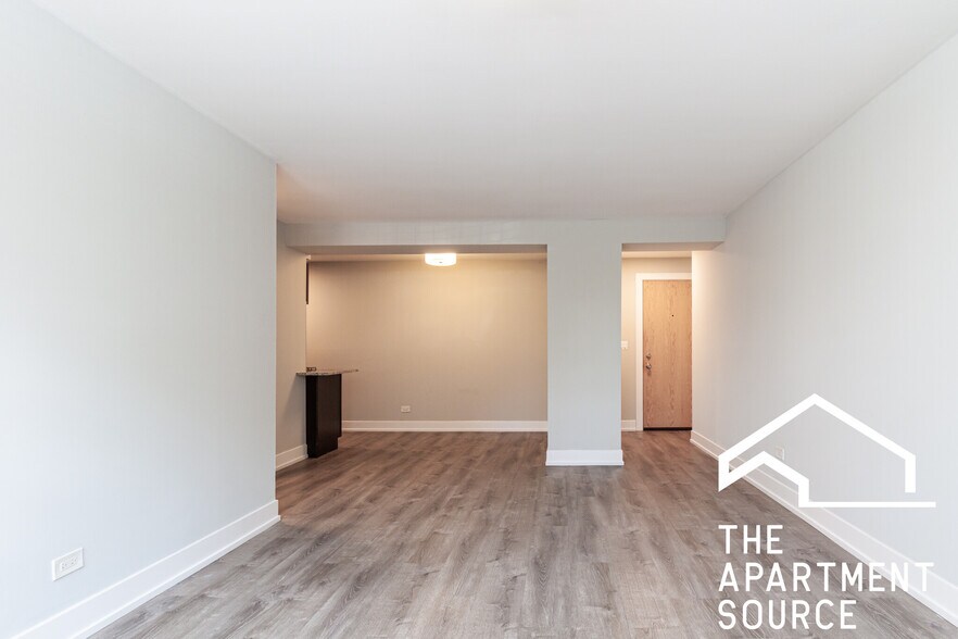 Building Photo - 454 W Barry Ave