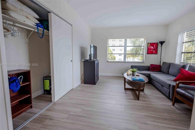 Building Photo - 2751 N Palm Aire Dr