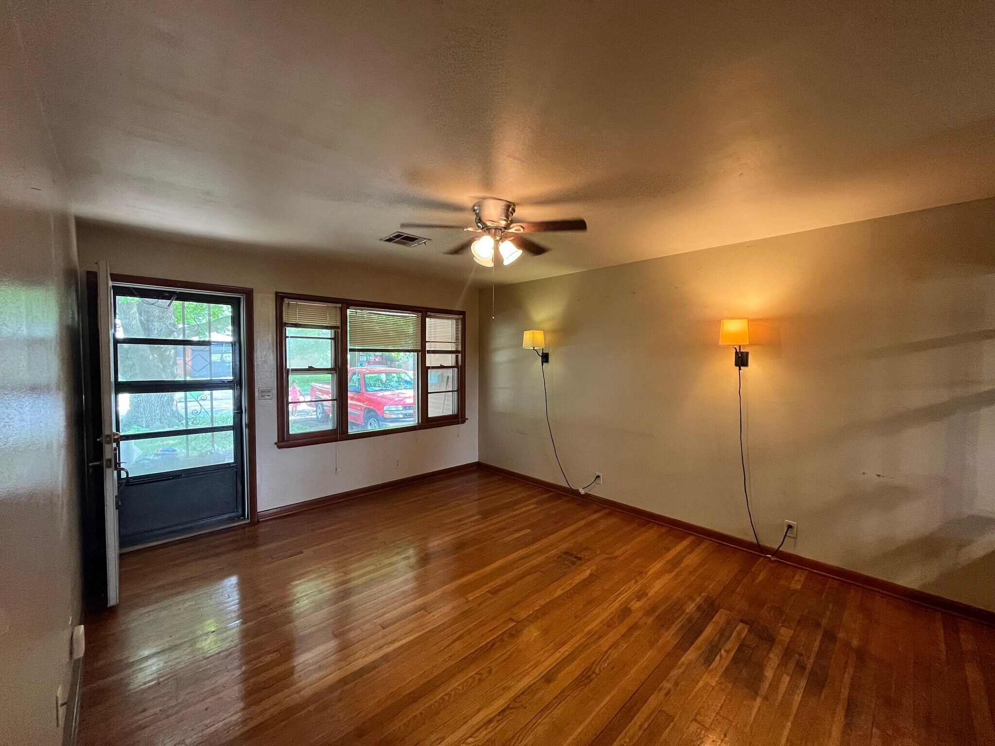 Building Photo - 511 Fleetwood Dr