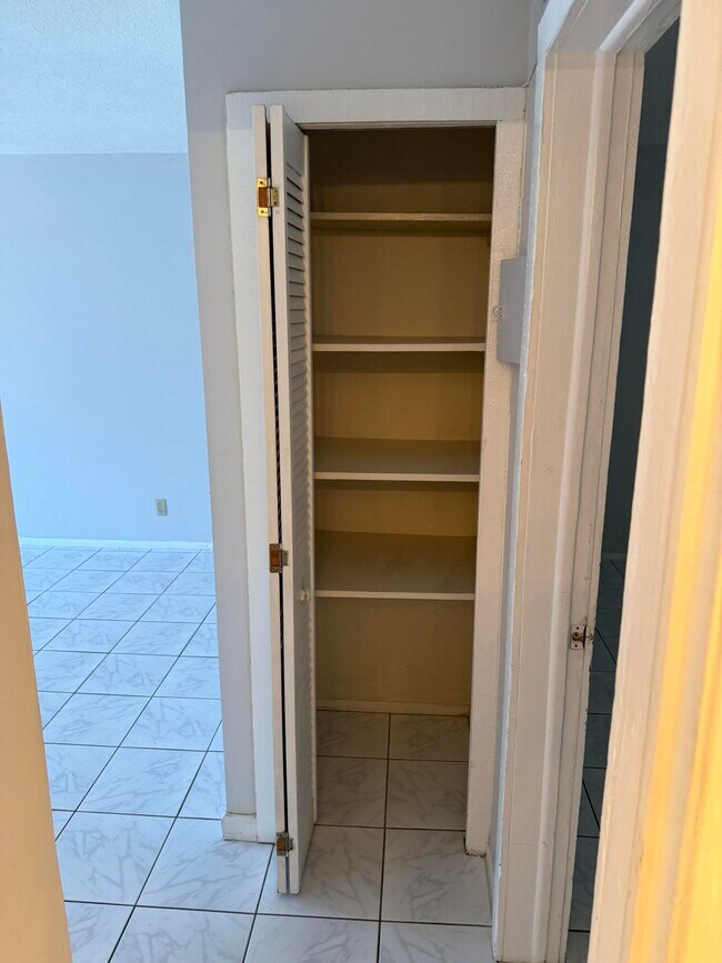 Building Photo - 1812 E Oakland Park Blvd