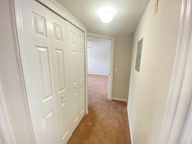 Building Photo - Second Floor Apartment with Balcony View! ...