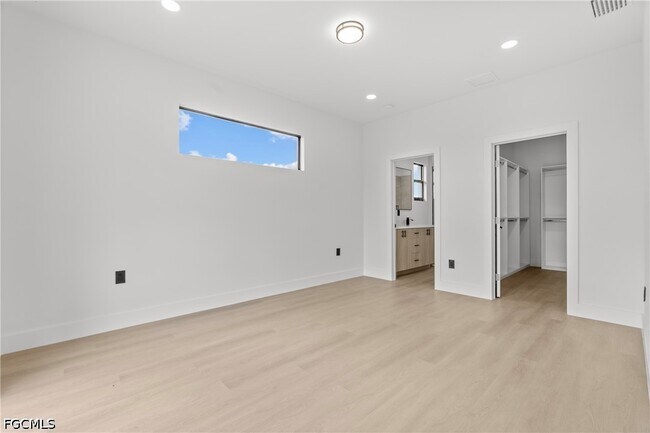 Building Photo - 8033 Oakleaf Cir