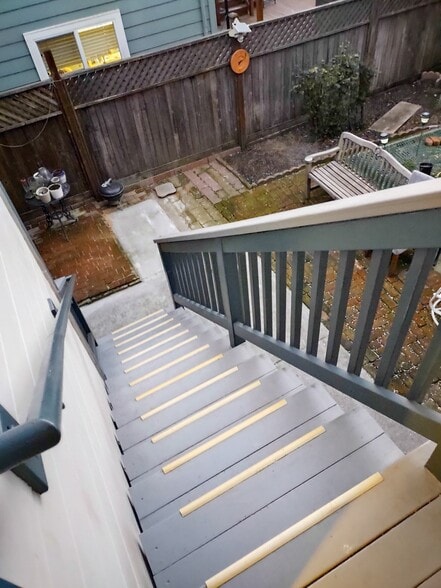 Building Photo - 16 Frances St