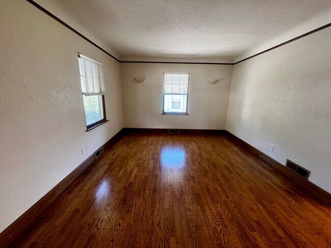 Building Photo - 618 N Foote Ave