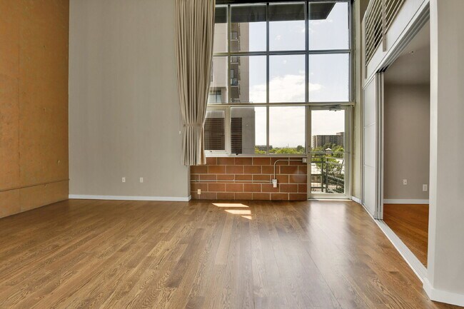 Building Photo - $3,100 - 2 Bed, 2 Bath Lofted Condo in Den...
