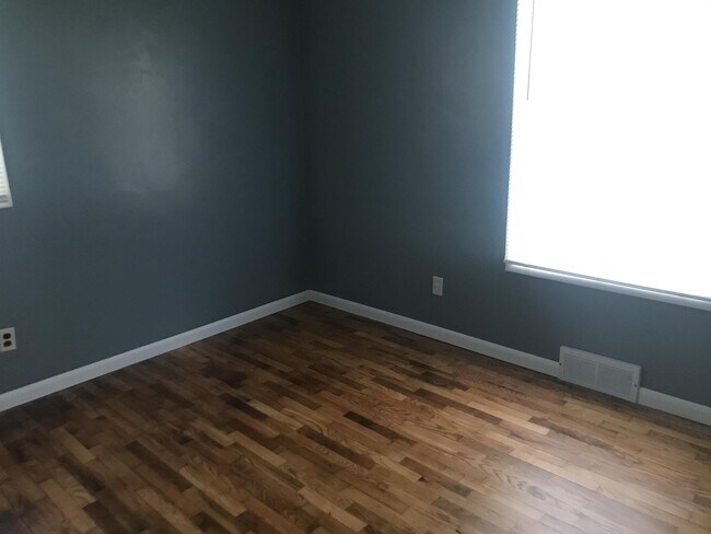 Building Photo - 576 Pinecrest St