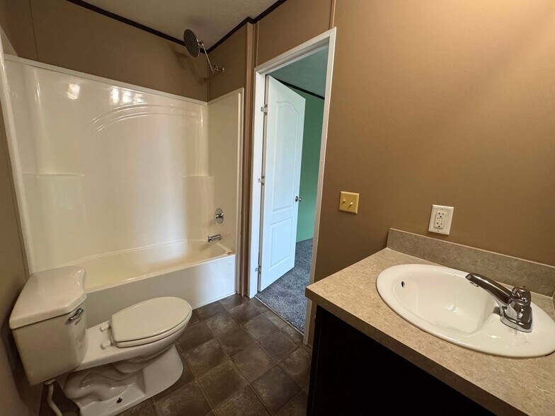 Building Photo - 48581 Pineview Dr