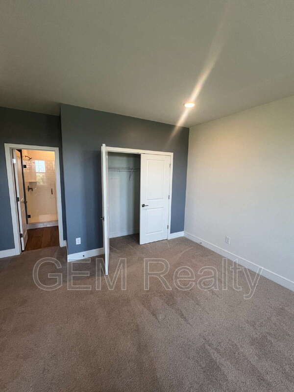 Building Photo - 42710 Darala Dr