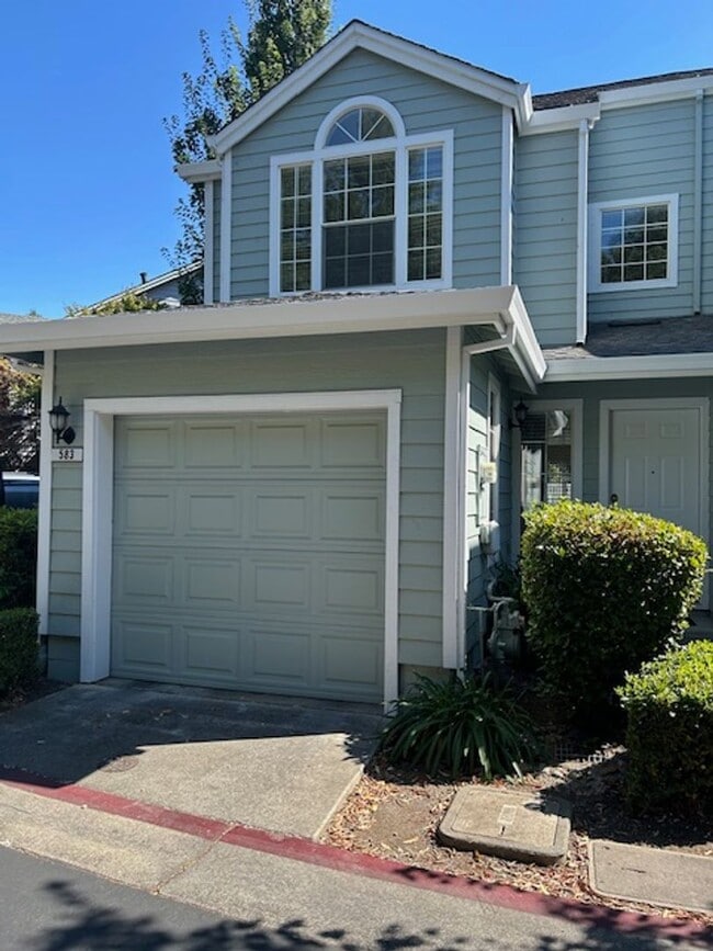 Primary Photo - Beautiful 2 Bedroom Townhome Available Now!