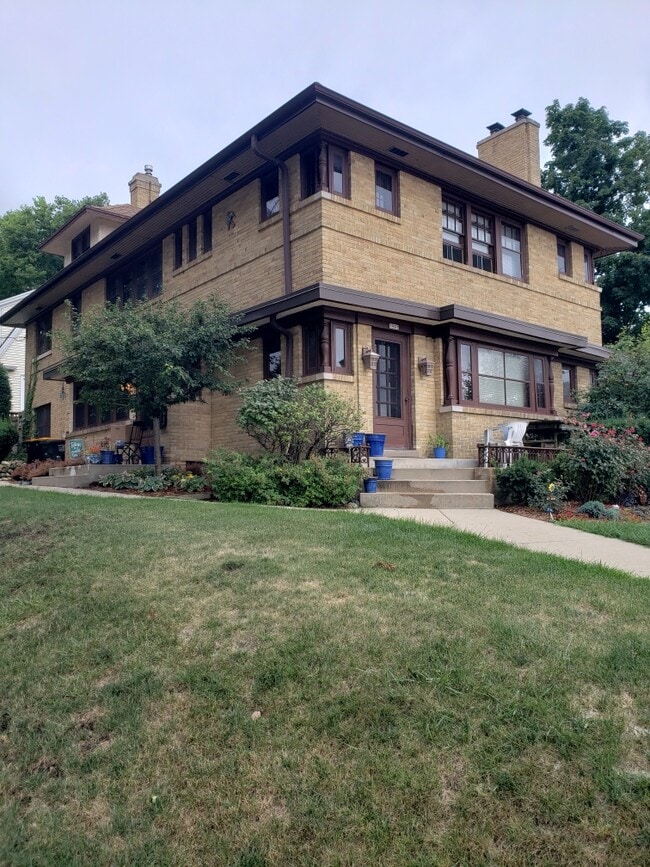 Building Photo - 7909 Harwood Ave