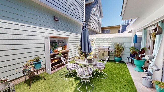 Building Photo - Spacious 4 Bed and 3 Bath Home in Coronado...