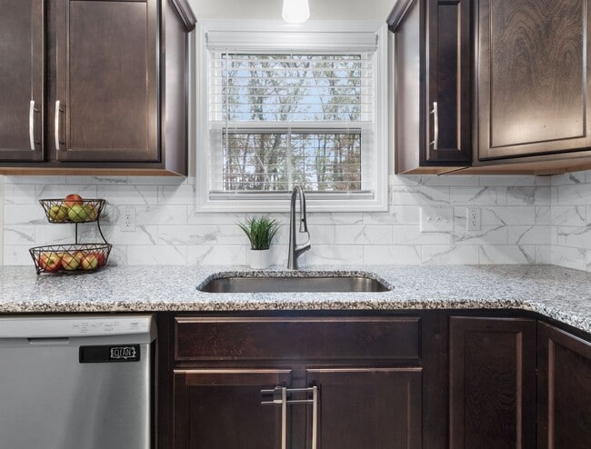 Building Photo - Pet Friendly Three Bedroom!