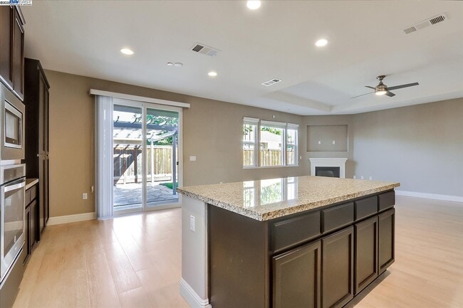 Building Photo - 1610 Chestnut Ct