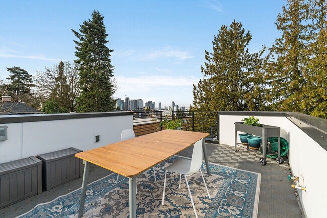 Building Photo - 1002 Boylston Ave E