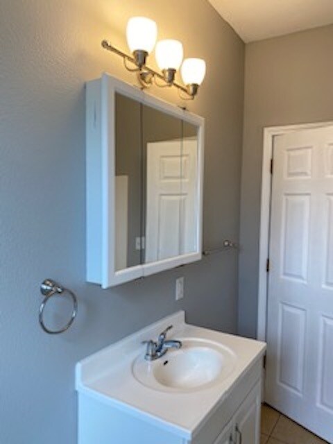Bathroom - 2560 Dupont Avenue South