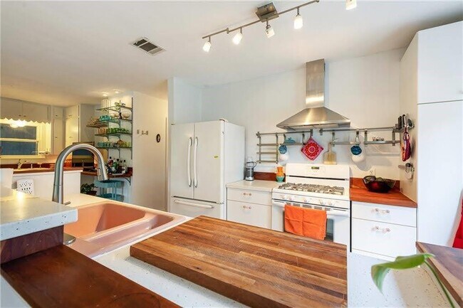 Building Photo - 4407 Lareina Dr