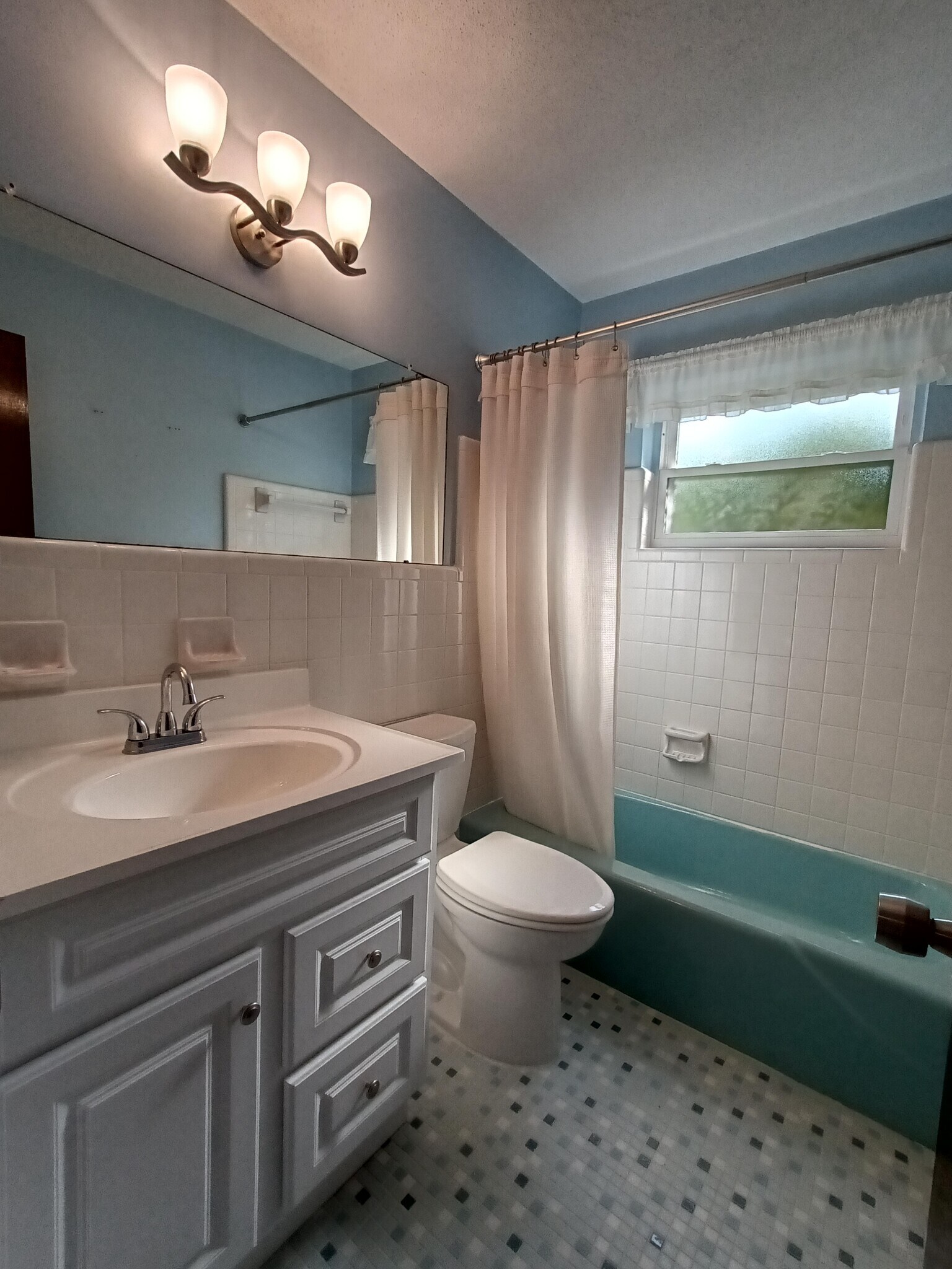 Bath between BR 2 and BR 3 - 818 Hand Ave