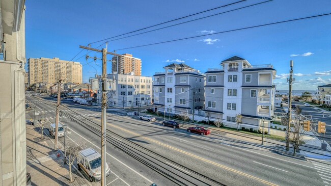 Building Photo - 25 S Surrey Ave