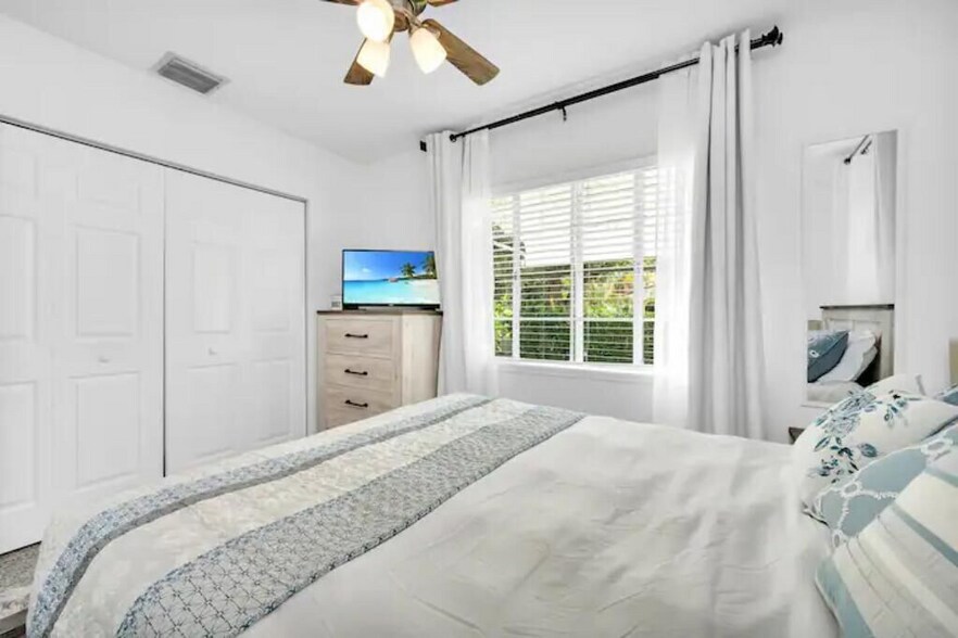 Building Photo - 5515 Spruce Ave