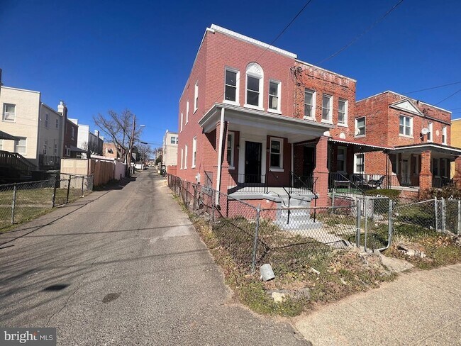 Primary Photo - 619 Sheridan St NW