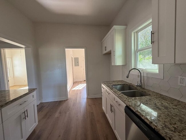 Building Photo - 105 S Magnolia St