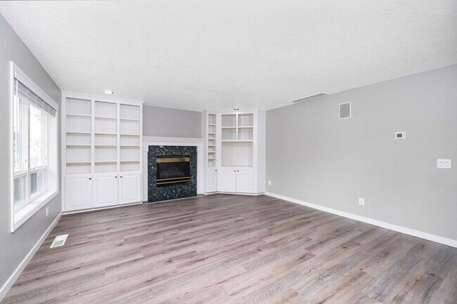 Building Photo - Stunning 4 bedroom, 2.5 bathroom home!! Must See!!