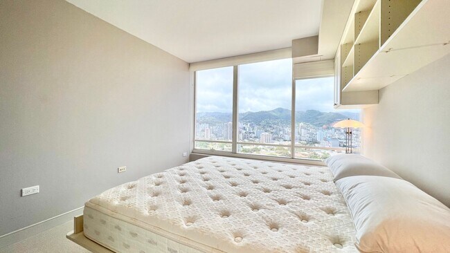Building Photo - 2 BEDROOM HIGH FLOOR UNIT IN KAKAAKO