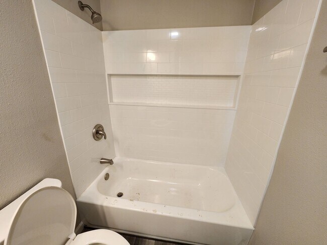 Building Photo - Spacious 3-Bedroom, 1-Bathroom Home AVAILA...