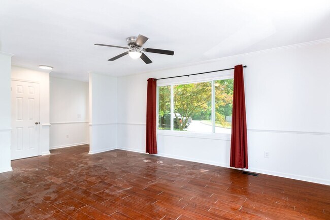 Building Photo - 4 bed/3 bath Walk to Lane Stadium Pet Frie...