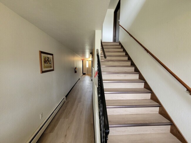 Building Photo - 545 Spinnaker Ln