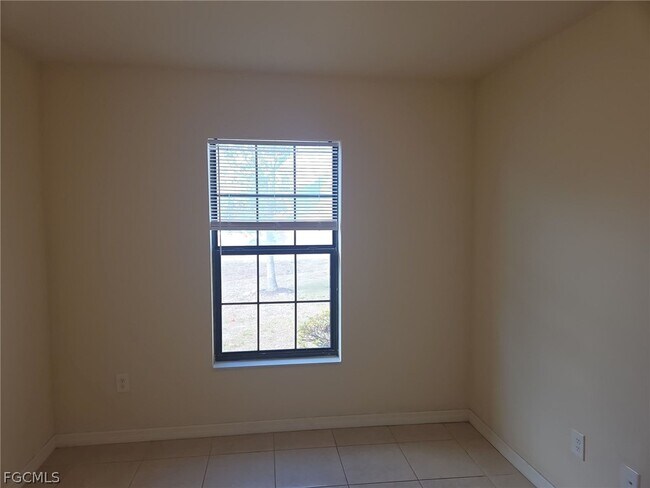 Building Photo - 233 SE 23rd Pl