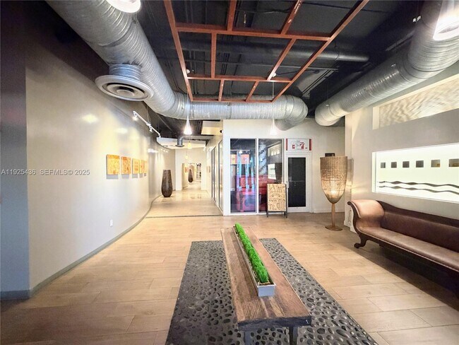 Building Photo - 10 SW South River Dr