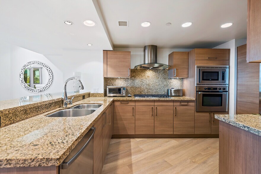 Building Photo - 13650 marina pointe Dr