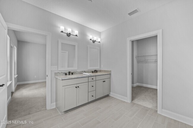 Building Photo - 27 Oak Pk Dr