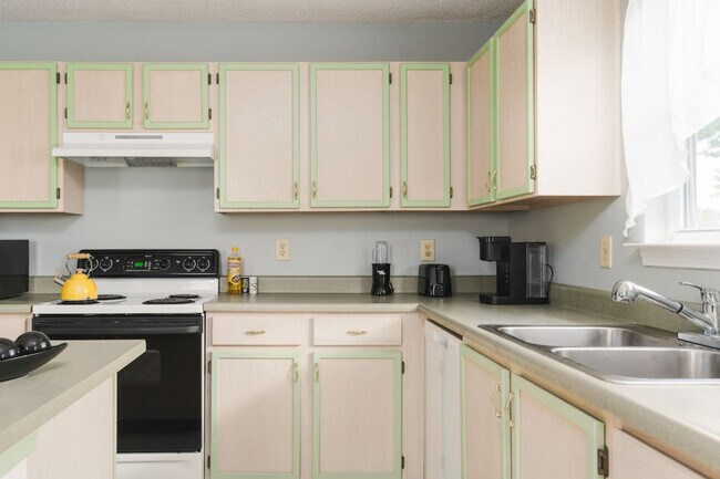 Building Photo - 2135 Shadowbrook Dr
