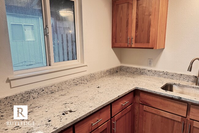 Building Photo - 855 E 9th St